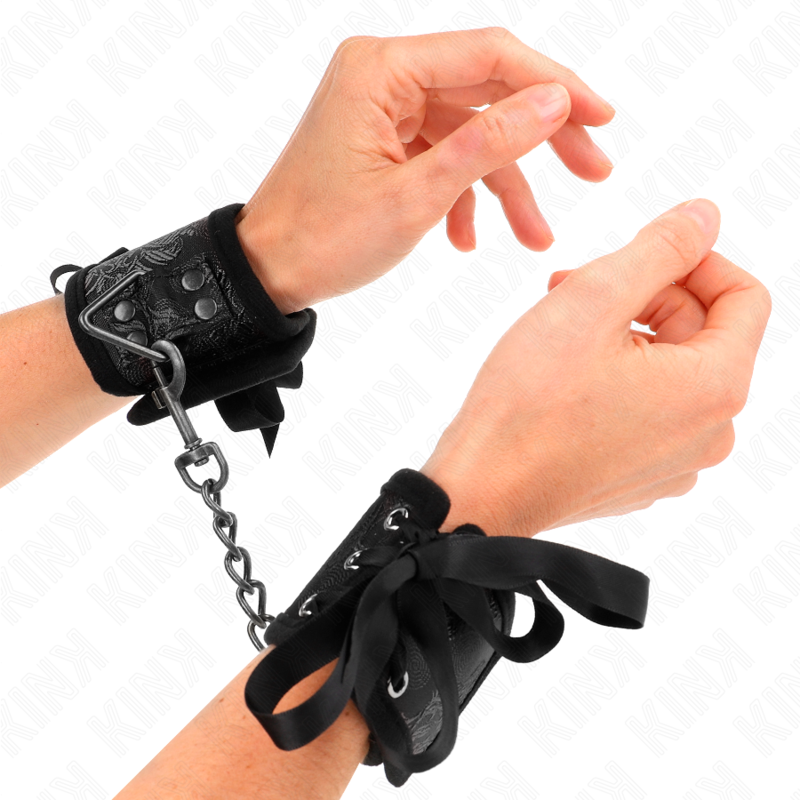 KINK - SCANDAL Handgelenksfesseln mit schwarzen Spitzendetails, 24,5 cm x 6,5 cm