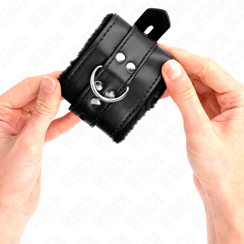 KINK – Mit Fell gefütterte Handgelenkstützen mit schwarzen quadratischen Löchern und verstellbarem schwarzem Gürtel (17–29 cm x 6 cm)