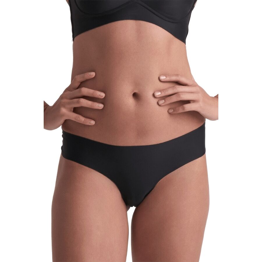 String invisible Bye Bra noir porté en gros plan, taille basse et finition lisse