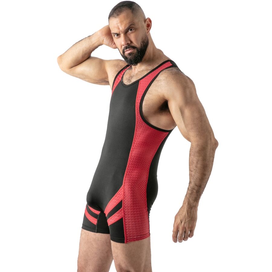 Homme de trois quarts en singlet Locker Gear noir à bandes rouges, main derrière la nuque