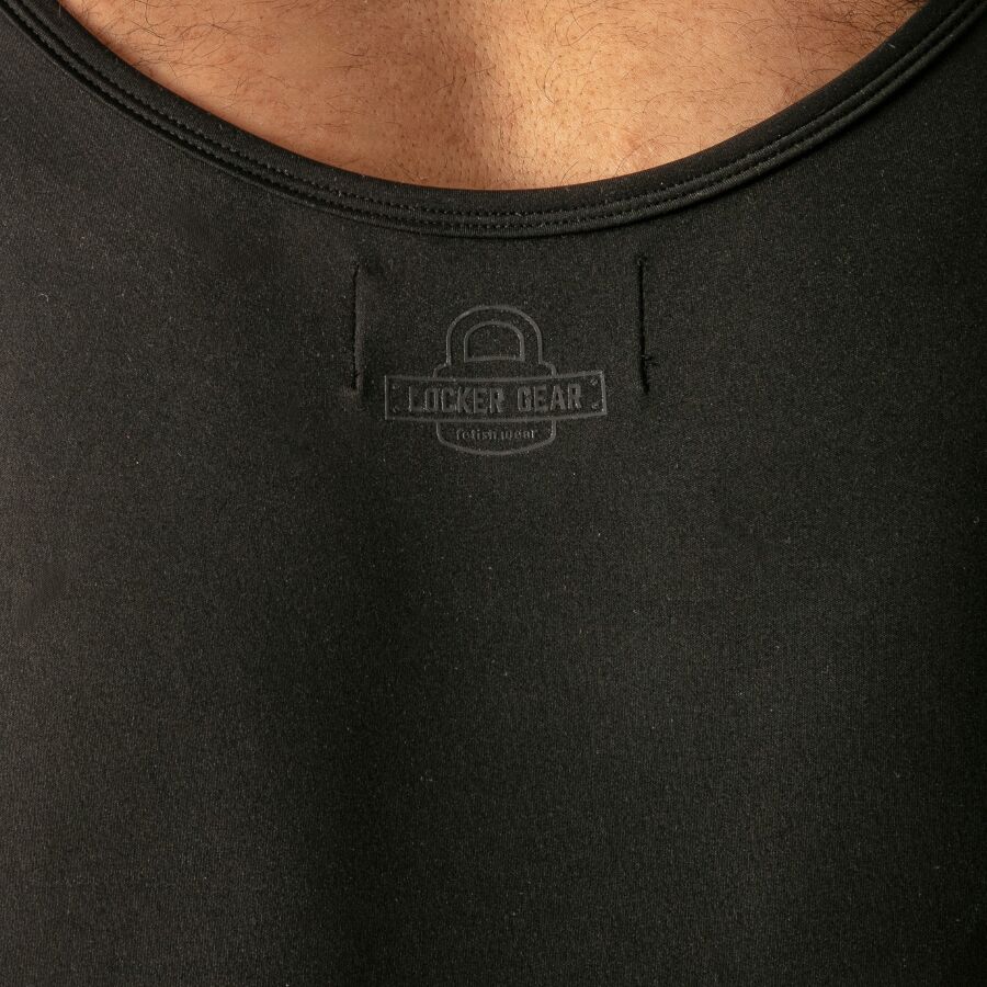Détail du logo Locker Gear embossé en haut du dos du singlet noir