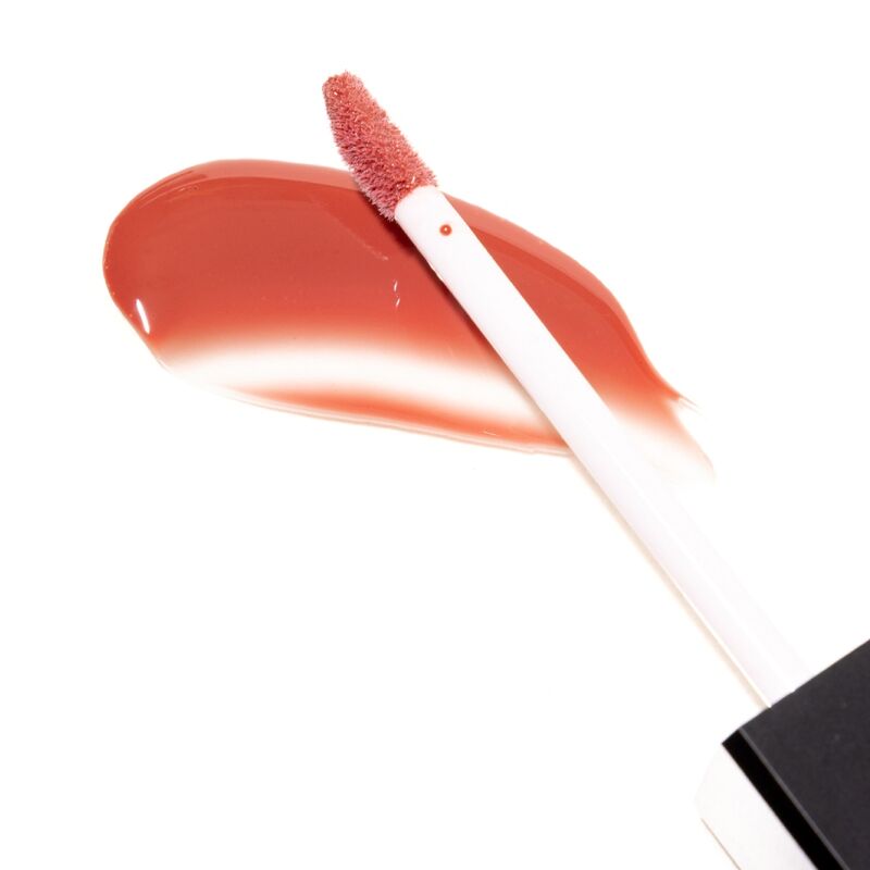 Texture brillante rouge du gloss Crimson Kiss Eye Of Love étalée avec son applicateur