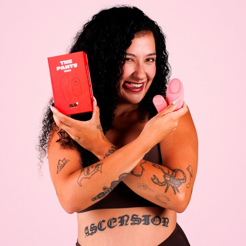 Femme souriante tenant le vibromasseur ILY Panty Vibe corail de Je Joue et sa boîte