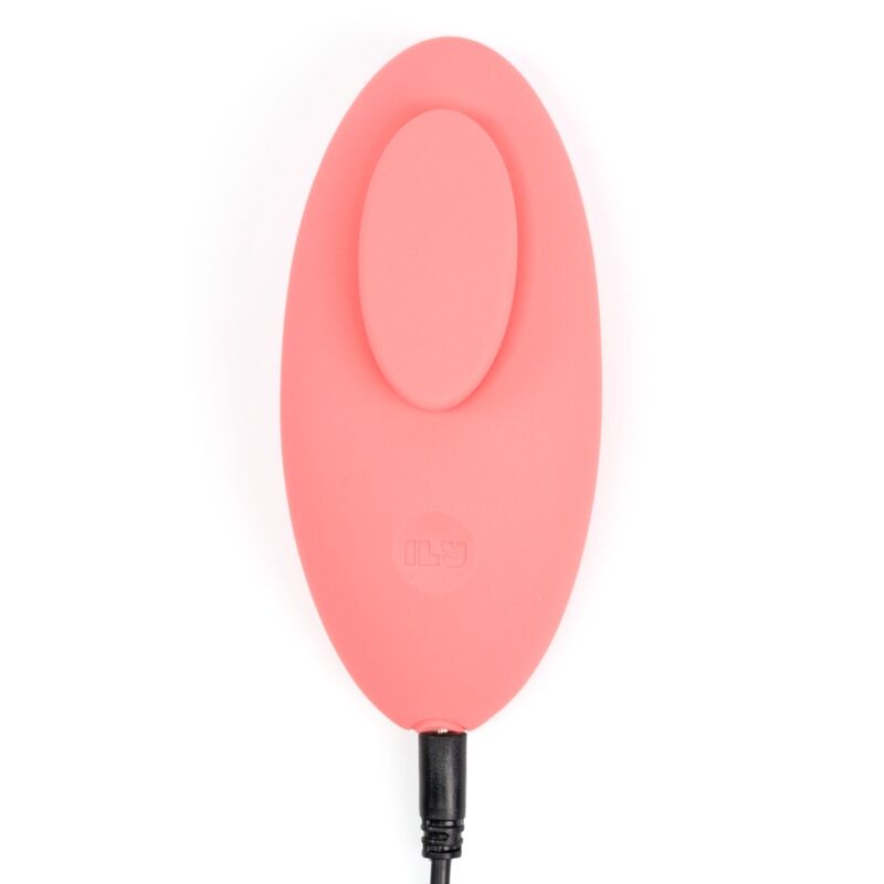 Vibromasseur de culotte ILY Panty Vibe de Je Joue branché à son câble de recharge