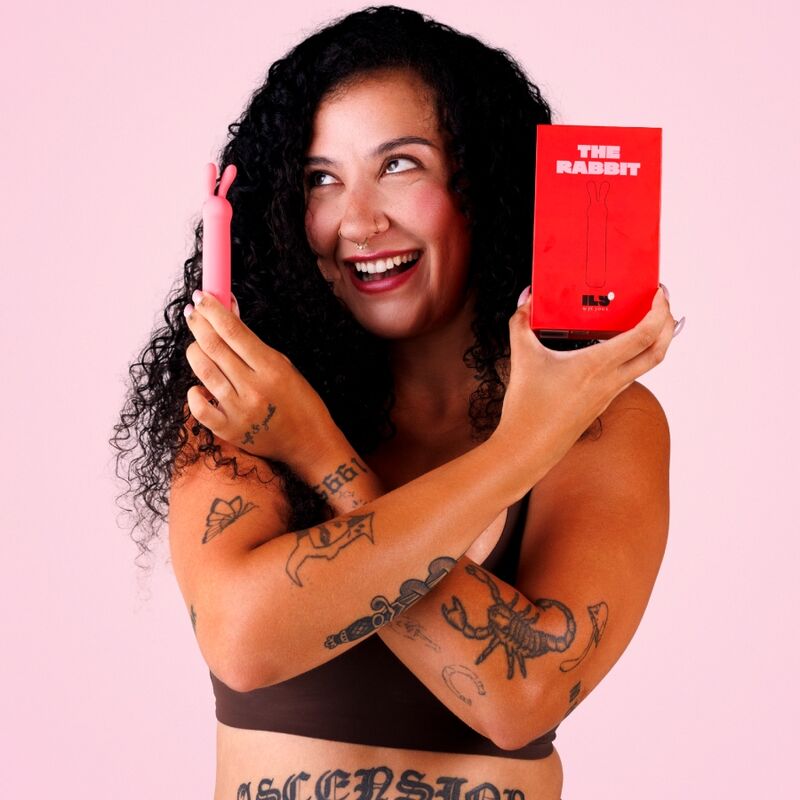 Femme souriante présentant le bullet ILY Rabbit corail de Je Joue et sa boîte
