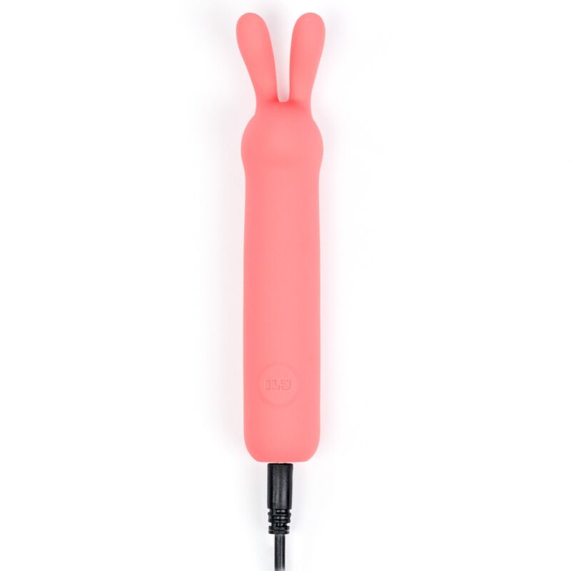 Bullet à oreilles de lapin ILY Rabbit de Je Joue branché à son câble de recharge